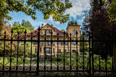 entrance-to-mansion